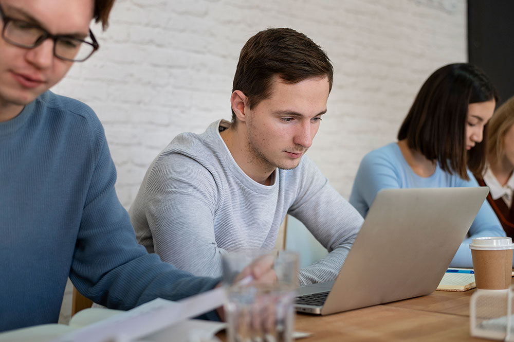 Začnite svojo karierno pot v okolju, ki spodbuja učenje, mentorstvo in razvoj vaših potencialov. Naša vrata so odprta za mlade talente, ki želijo pridobiti izkušnje na področjih, kot so energetika, IT, upravljanje projektov in razvoj tehnologij.